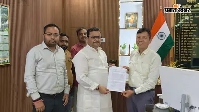 फुटपाथ दुकानदारों ने डीआरएम को सौंपा ज्ञापन, वेंडिंग जोन बनाकर पुनर्वास की मांग