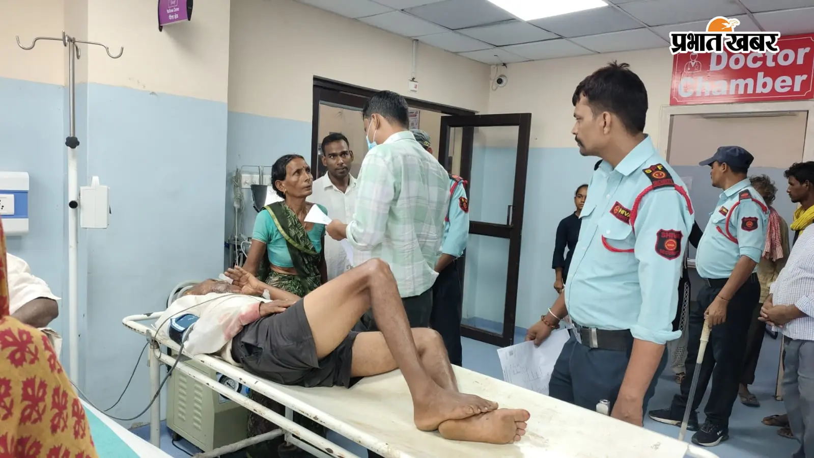 फोटो: इलाज करते डॉक्टर. | Prabhat Khabar Network फोटो: इलाज करते डॉक्टर. | Prabhat Khabar Network
