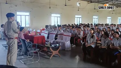 डिजिटल सुरक्षा का पाठ पढ़ाने स्कूल पहुंची नवादा पुलिस, साइबर अपराधों से बचाव के गुर सीखते दिखे छात्र-छात्राएं