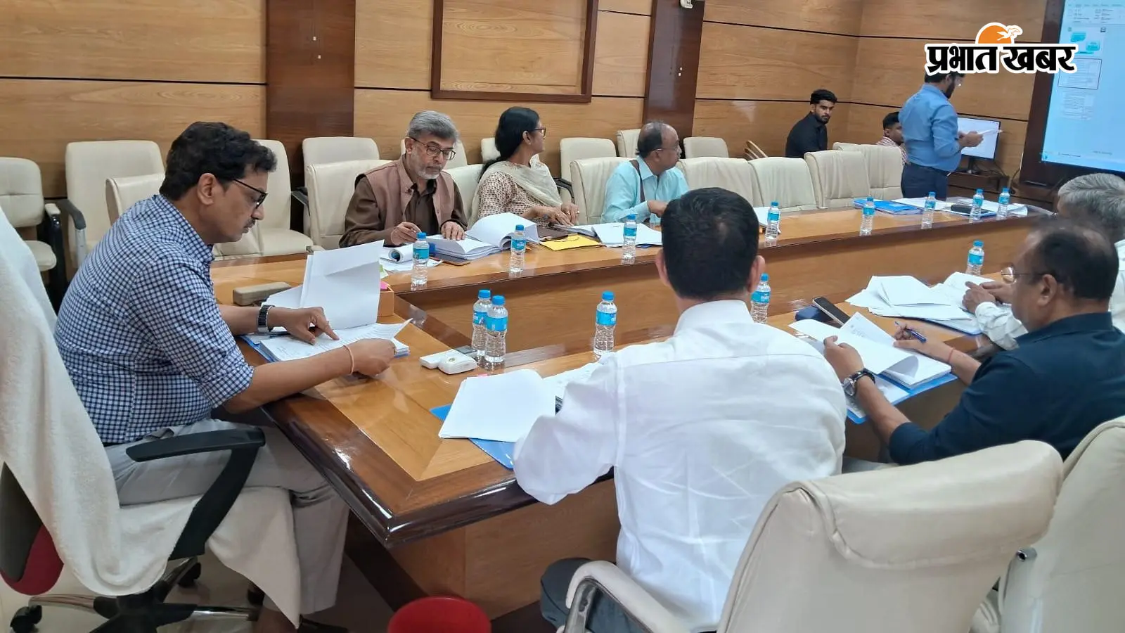 बैठक करते अधिकारी बैठक करते अधिकारी
