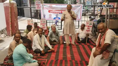 ई-रिक्शा चालकों ने समाहरणालय पर किया प्रदर्शन, नौ सूत्री मांगों का सौंपा ज्ञापन