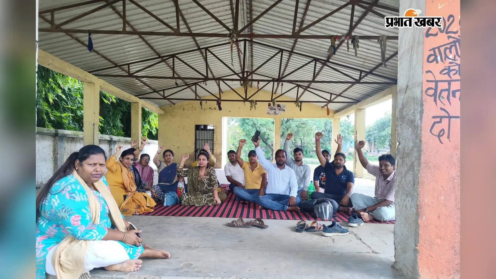 अतिथि शिक्षक अपनी बहाली और अन्य मांगों को लेकर प्रदर्शन करते हुए अतिथि शिक्षक अपनी बहाली और अन्य मांगों को लेकर प्रदर्शन करते हुए
