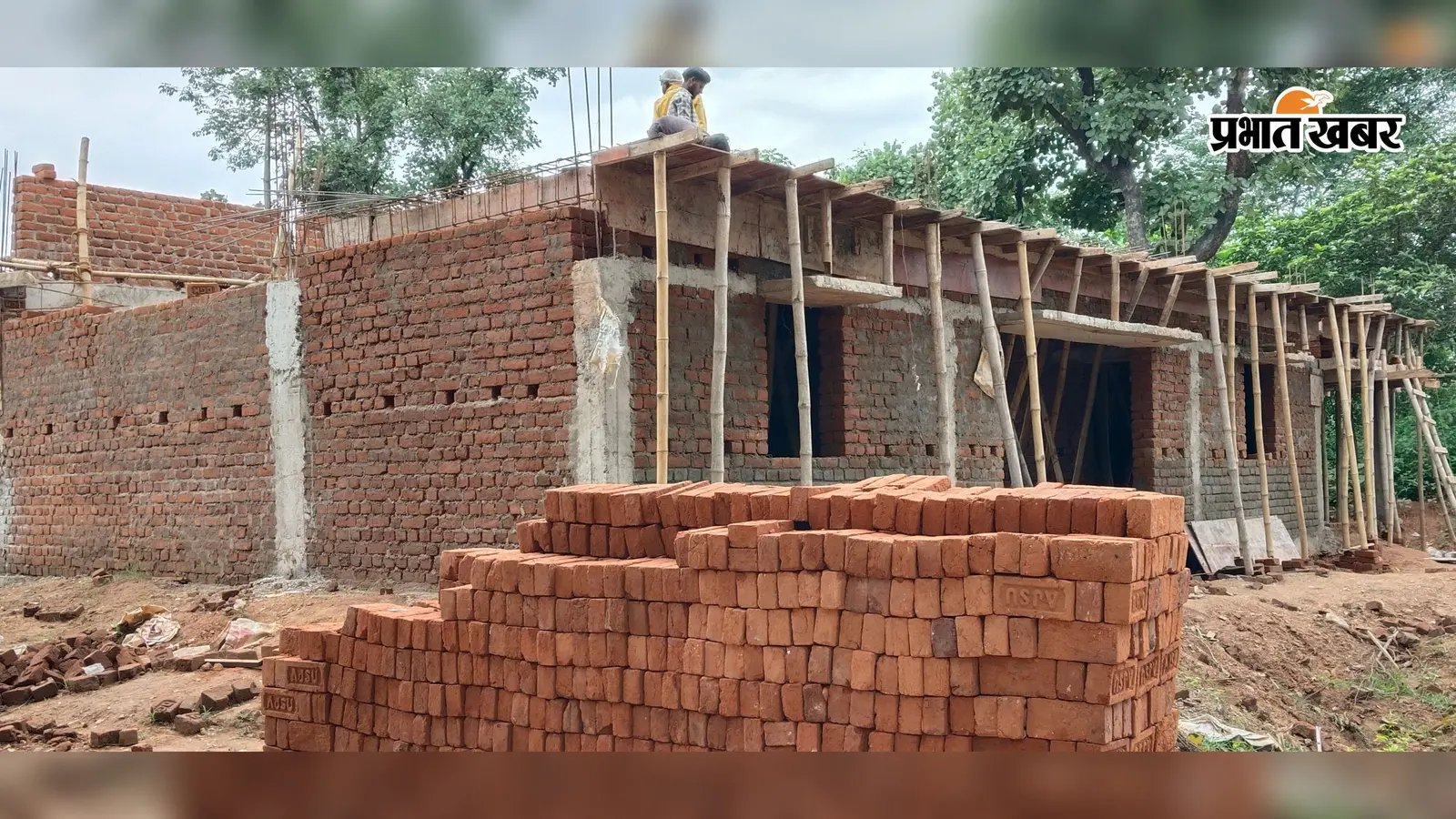 फोटो फाइल : 30गोला,06- निर्माण हो रहा पैक्स गोदाम | Prabhat Khabar Network फोटो फाइल : 30गोला,06- निर्माण हो रहा पैक्स गोदाम | Prabhat Khabar Network