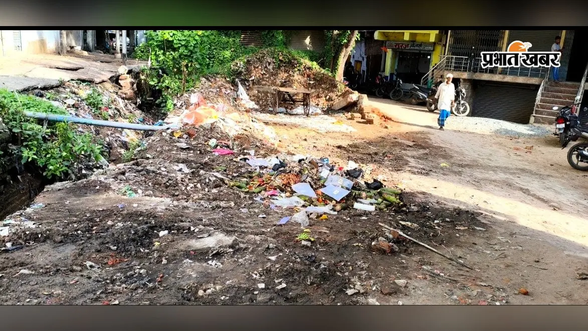 -बगल के फल गली में गुरुवार को की गई सफाई कचरे का स्थान | Prabhat Khabar Network -बगल के फल गली में गुरुवार को की गई सफाई कचरे का स्थान | Prabhat Khabar Network