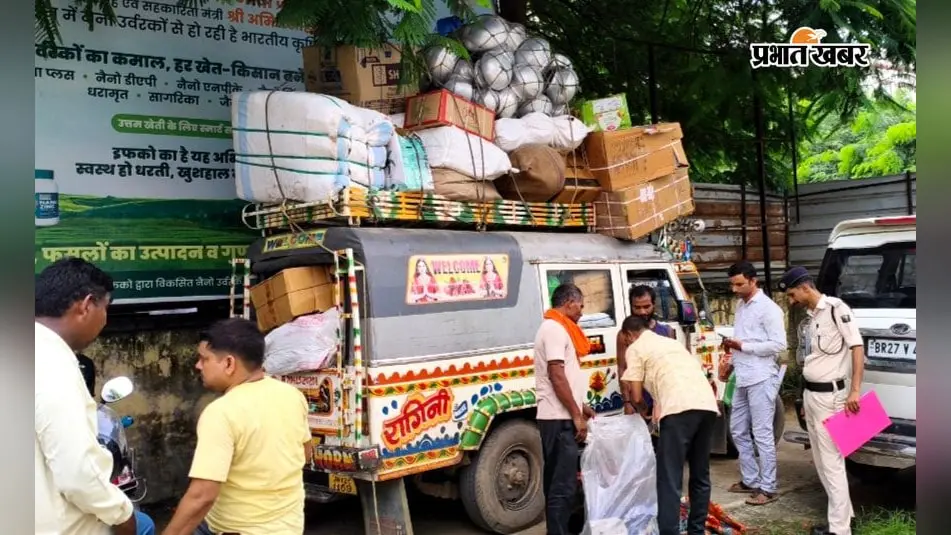 फ़ोटो कैप्शन-जब्त वाहन से माल को मिलान करते वाणिज्य कर विभाग के कर्मी | Prabhat Khabar Network फ़ोटो कैप्शन-जब्त वाहन से माल को मिलान करते वाणिज्य कर विभाग के कर्मी | Prabhat Khabar Network
