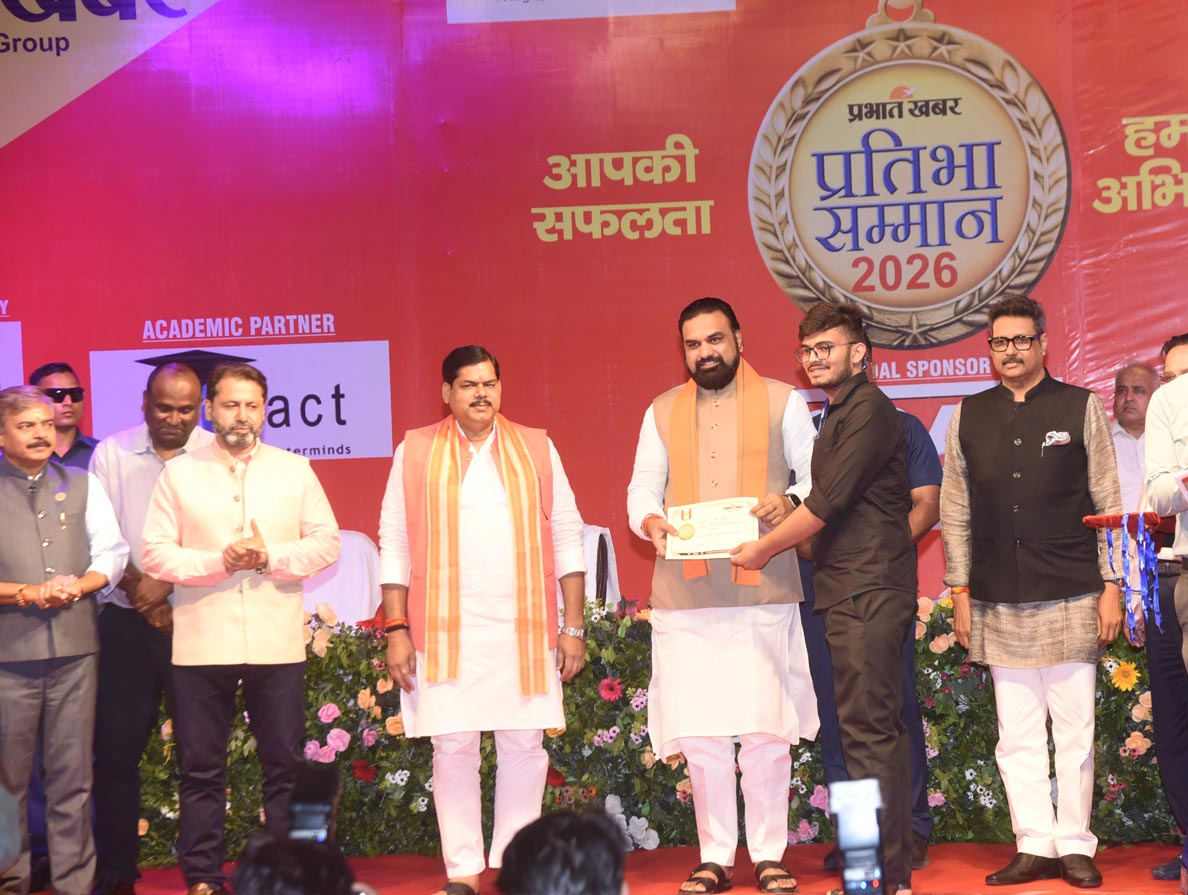 छात्र को सम्मानित करते मुख्यमंत्री. साथ में मंच पर मौजूद प्रधान संपादक अंकित शुक्ला व अन्य.