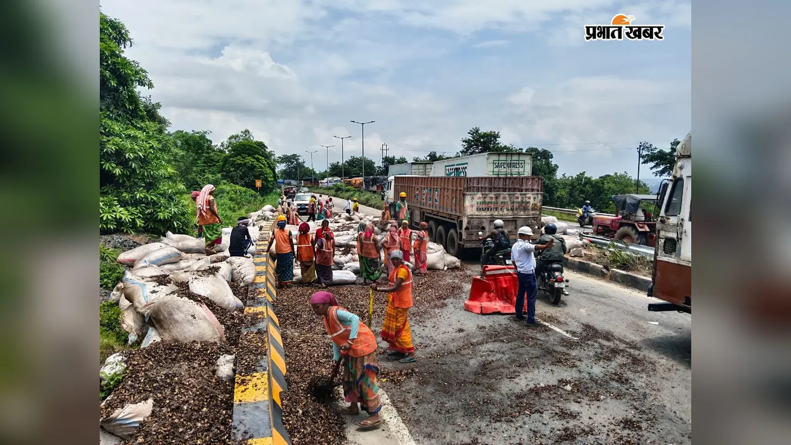 फोटो फाइल 30 आर-8 दुर्घटना के बाद एनएच-33 पर बिखरे सामान को किनारे करते सफाइ कर्मी और लगे जाम के बीच वाहनों का आवागमन सुचारु कराते ट्रैफिक पुलिसकर्मी | Prabhat Khabar Network फोटो फाइल 30 आर-8 दुर्घटना के बाद एनएच-33 पर बिखरे सामान को किनारे करते सफाइ कर्मी और लगे जाम के बीच वाहनों का आवागमन सुचारु कराते ट्रैफिक पुलिसकर्मी | Prabhat Khabar Network