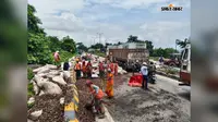 सड़क पर बिखरे काजू के छिलकों के बोरे हटाने में जुटे सफाईकर्मी, पेट्रोलिंग टीम रही सक्रिय