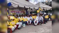 ई-परिवहन चालान नियम के विरोध में रामगढ़ जिला संवेदक संघ का धरना, DC  को सौंपा हेमंत सोरेन के नाम का मांग पत्र