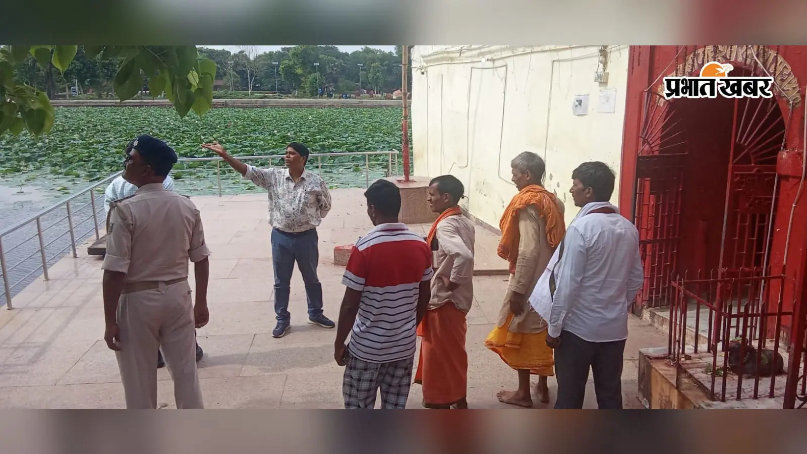 मधु शर्मा मंदिर का जायजा लेते वीडियो एवं एवं साफ सफाई में भिड़े स्वच्छता कमी | Prabhat Khabar Network मधु शर्मा मंदिर का जायजा लेते वीडियो एवं एवं साफ सफाई में भिड़े स्वच्छता कमी | Prabhat Khabar Network