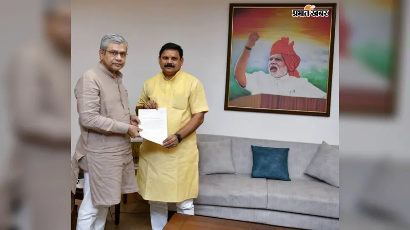 पश्चिम चंपारण की रेल परियोजनाओं को लेकर रेल मंत्री से मिले सतीश चंद्र दुबे, कई अहम मांगें रखीं