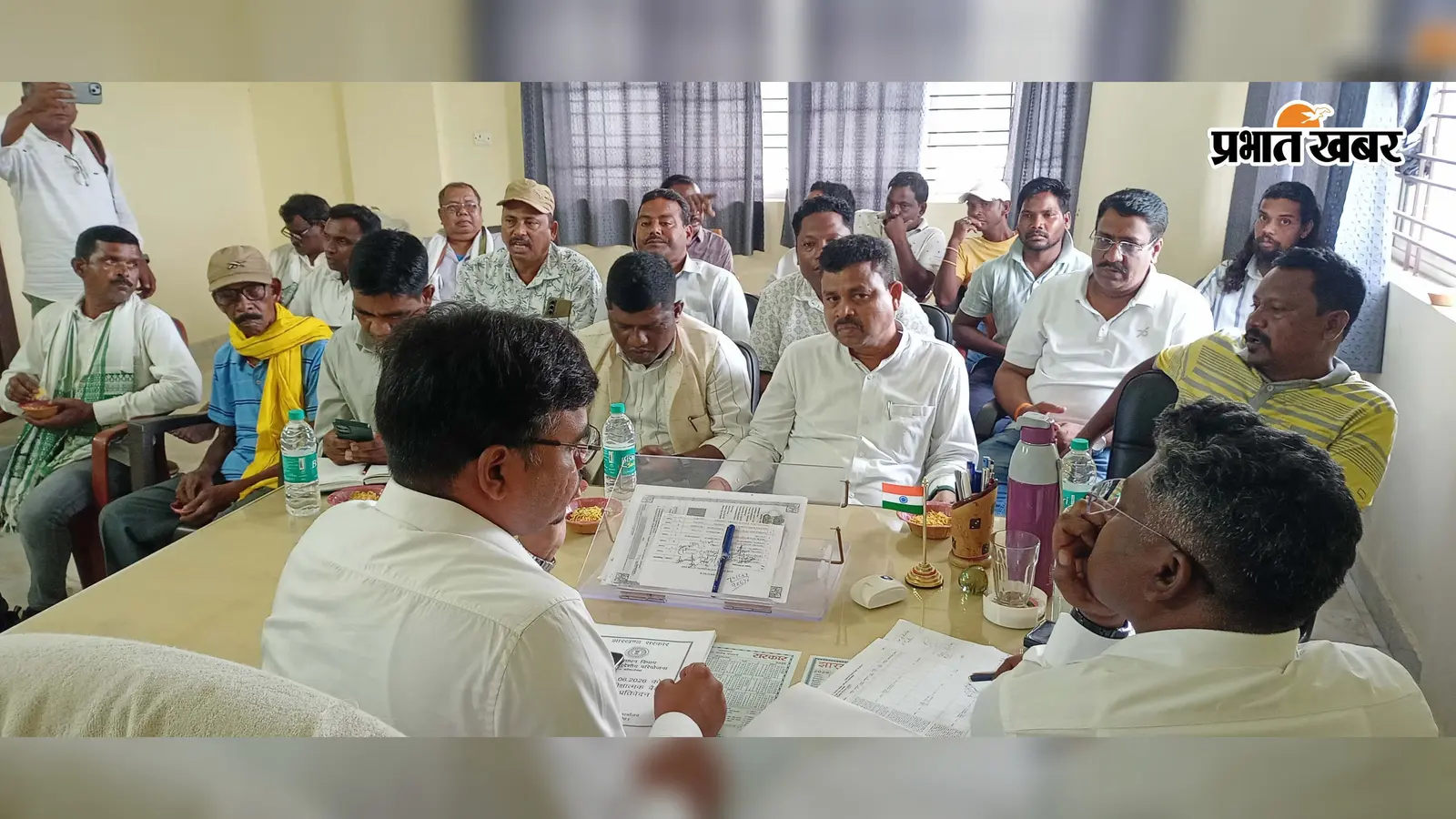 30जी 23- बैठक में उपस्थित विधायक और कार्यपालक अभियंता व अन्य ग्रामीण. 30जी 24- बनने से साथ धंसी सड़क | Prabhat Khabar Network 30जी 23- बैठक में उपस्थित विधायक और कार्यपालक अभियंता व अन्य ग्रामीण. 30जी 24- बनने से साथ धंसी सड़क | Prabhat Khabar Network