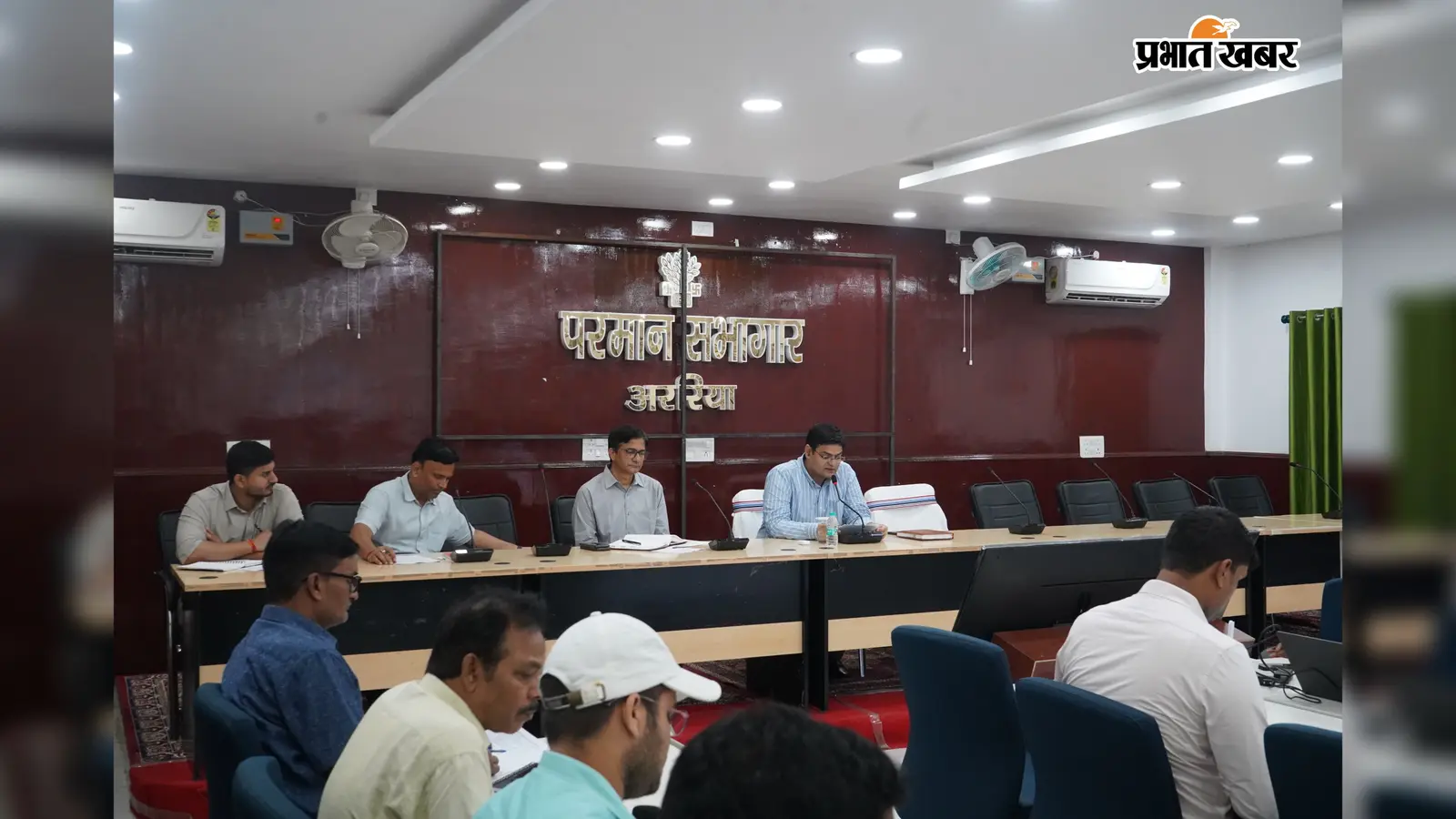 समीक्षात्मक बैठेक में उपस्थित जिलाधिकारी व अन्य अधिकारी | Prabhat Khabar Network समीक्षात्मक बैठेक में उपस्थित जिलाधिकारी व अन्य अधिकारी | Prabhat Khabar Network