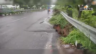 बन्दरा के पिलखी पुल का एप्रोच पथ बारिश में ध्वस्त, बना जानलेवा गड्ढा, हादसे की आशंका