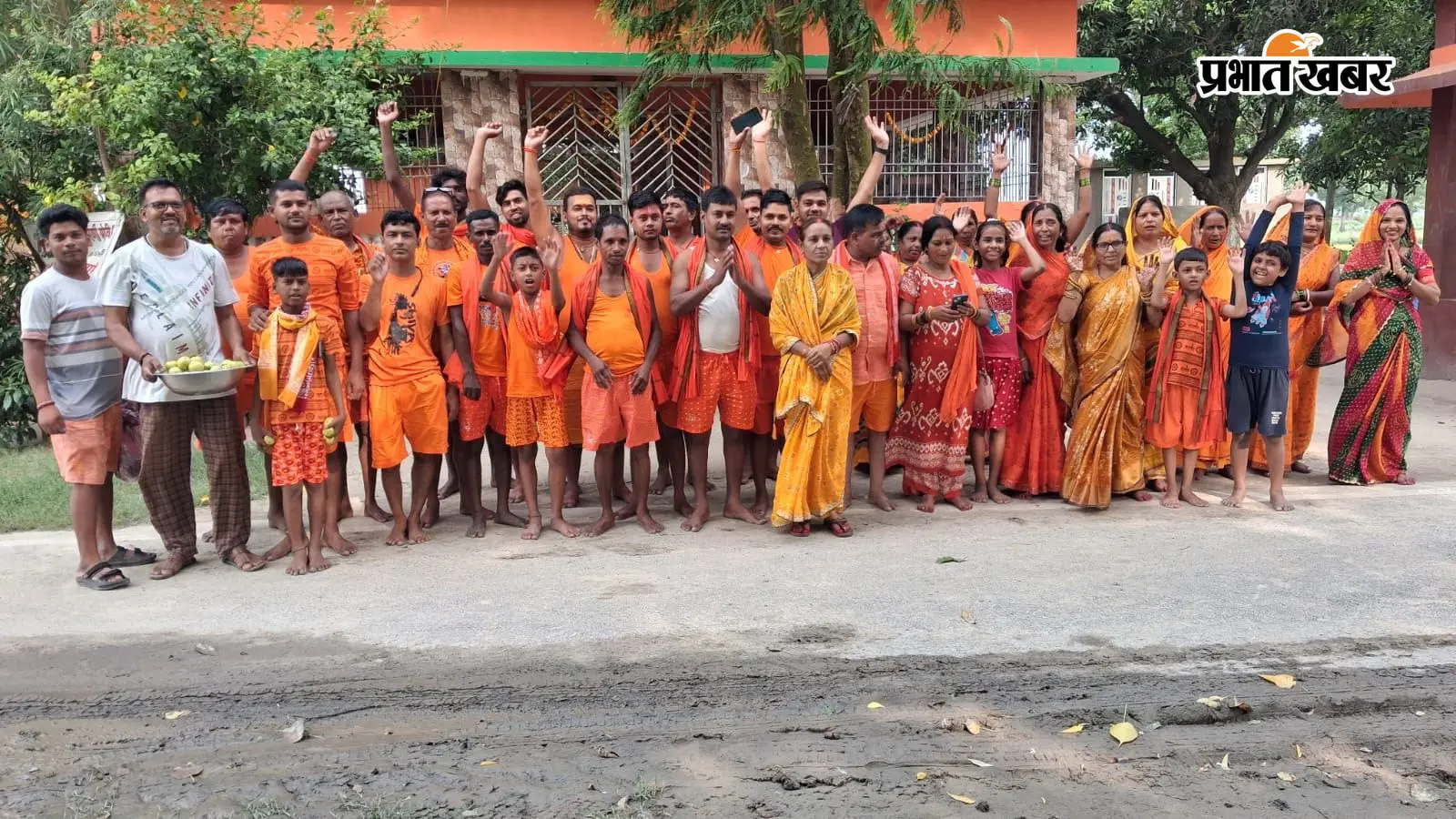 सात धाम की यात्रा पर निकला कांवरियों का जत्था सात धाम की यात्रा पर निकला कांवरियों का जत्था