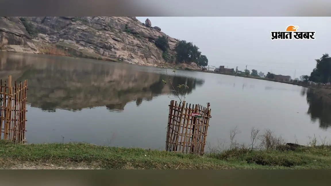वन देवी मंदिर के पास स्थित पत्थर जिससे निकलती है आवाज | Prabhat Khabar Network वन देवी मंदिर के पास स्थित पत्थर जिससे निकलती है आवाज | Prabhat Khabar Network