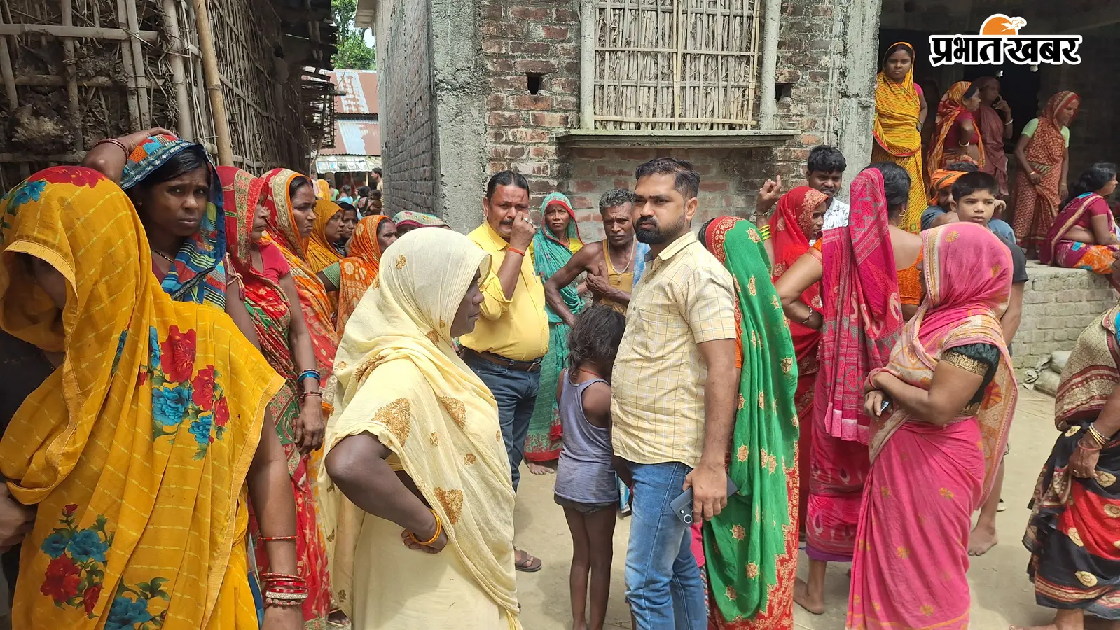 फोटो -कुर्साकांटा मरातीपुर वार्ड 07 मृतक के घर लगी ग्रामीणों कि भीड़ | Prabhat Khabar Network फोटो -कुर्साकांटा मरातीपुर वार्ड 07 मृतक के घर लगी ग्रामीणों कि भीड़ | Prabhat Khabar Network