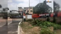 रातभर 10 फीट गहरे गड्ढे में पड़ा रहा बाइक सवार, सुबह ग्रामीणों ने बचाई जान