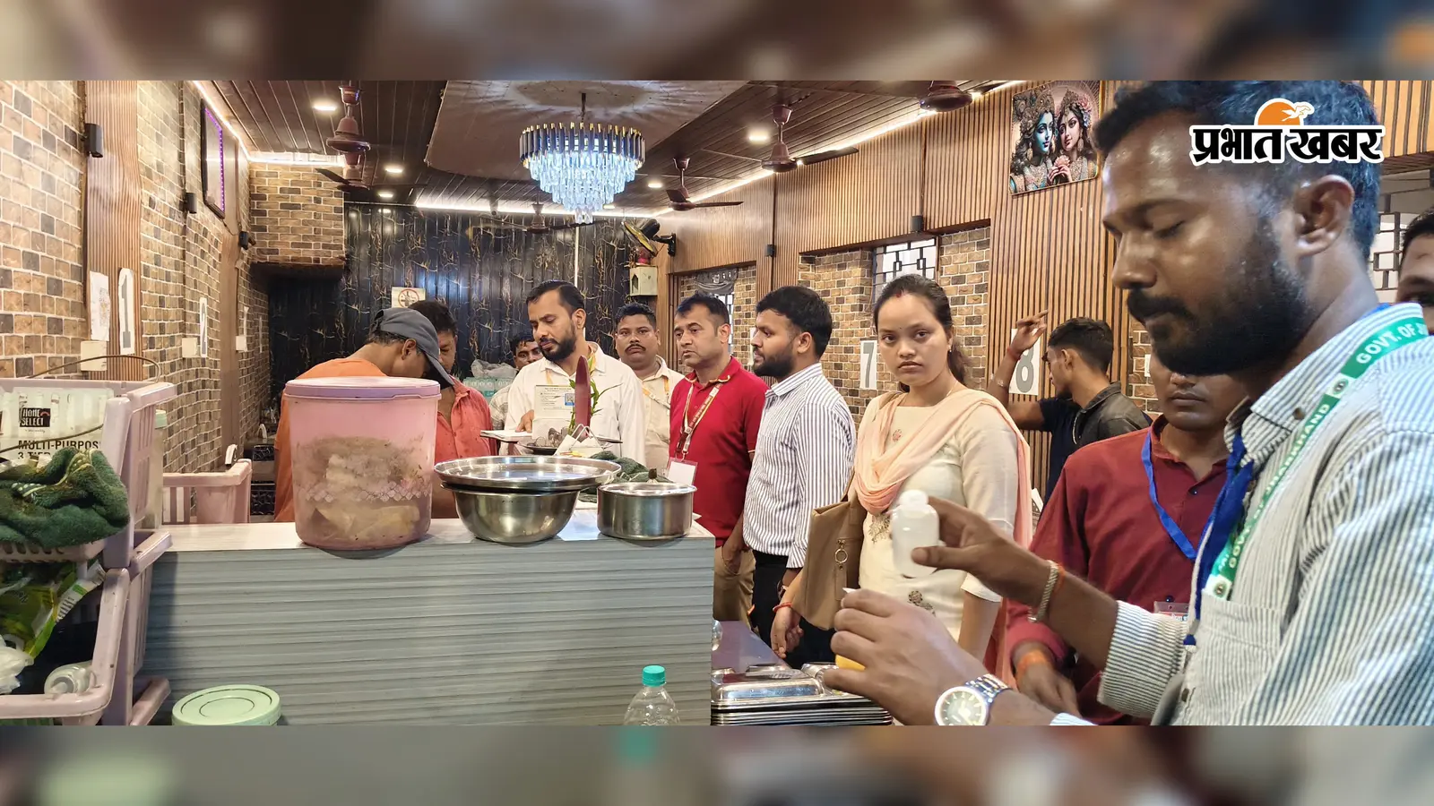 प्रतिष्ठानों में जांच करते जांच अधिकारी | Prabhat Khabar Network प्रतिष्ठानों में जांच करते जांच अधिकारी | Prabhat Khabar Network
