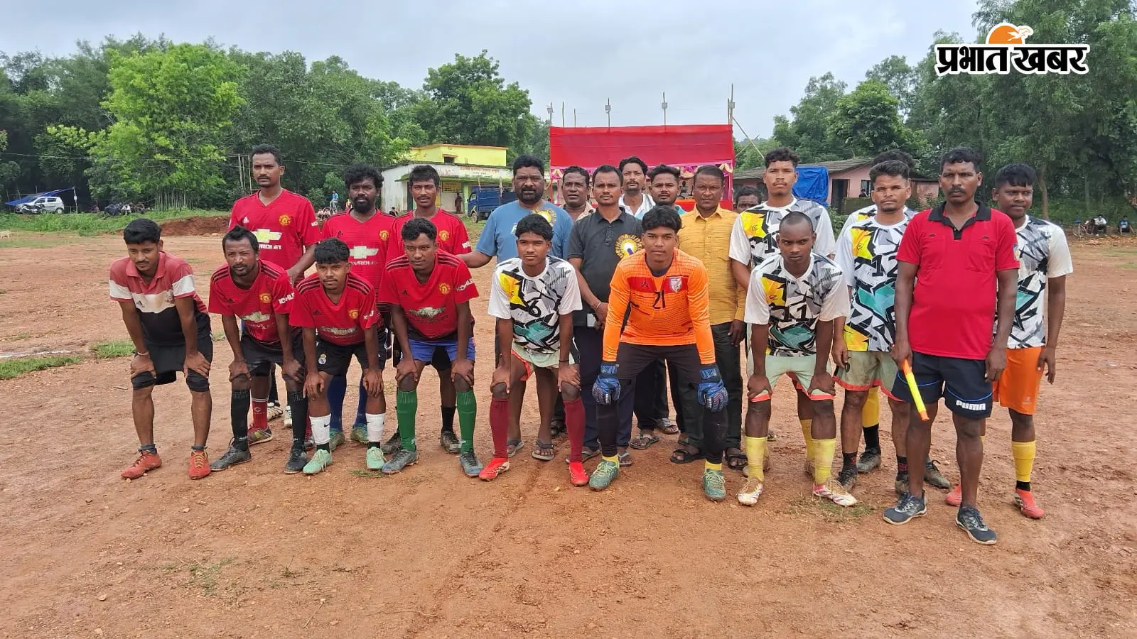 सामुडीह में तीन दिवसीय फुटबॉल प्रतियोगिता में खिलाड़ीयों के साथ अतिथि | Prabhat Khabar Network सामुडीह में तीन दिवसीय फुटबॉल प्रतियोगिता में खिलाड़ीयों के साथ अतिथि | Prabhat Khabar Network