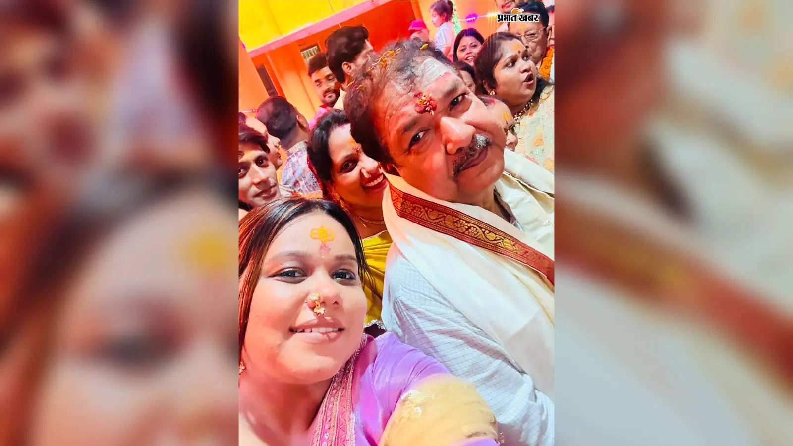 मंत्री के साथ सेल्फी लेती युवती श्रद्धालु | Prabhat Khabar Network मंत्री के साथ सेल्फी लेती युवती श्रद्धालु | Prabhat Khabar Network