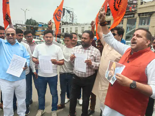 हजरतगंज चौराहे पर हुआ प्रदर्शन (क्रेडिट सोशल मीडिया)