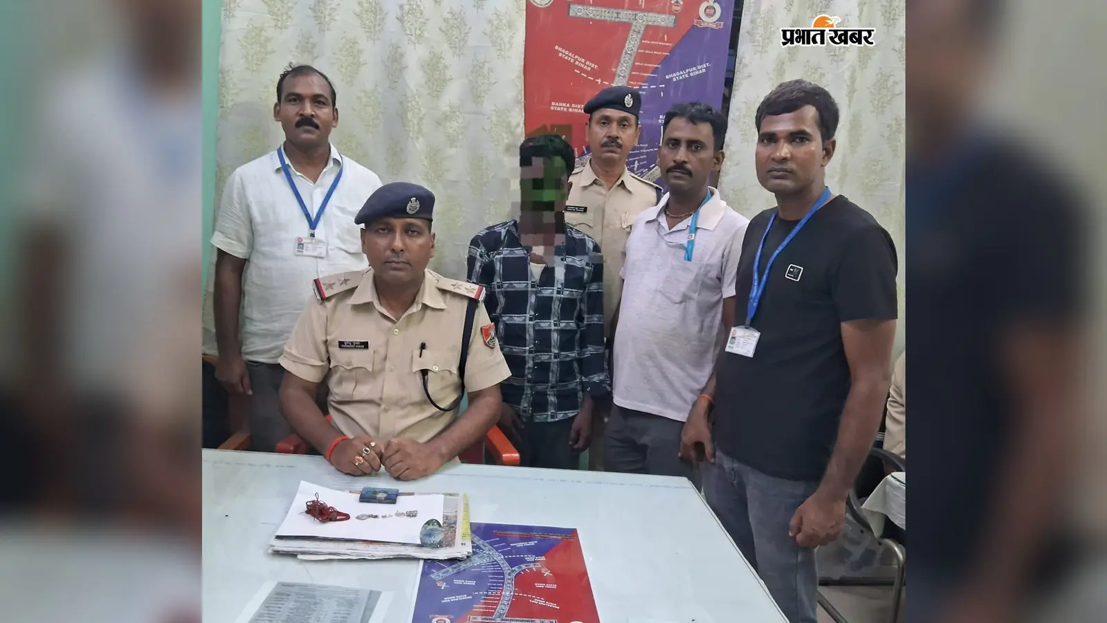 चांदी के आभूषण के साथ गिरफ्तार अपराधी | Prabhat Khabar Network चांदी के आभूषण के साथ गिरफ्तार अपराधी | Prabhat Khabar Network