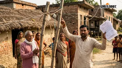 पोल नहीं, बांस के सहारे लटके बिजली के तार, मुखिया ने बीडीओ और बिजली विभाग से की तत्काल कार्रवाई की मांग