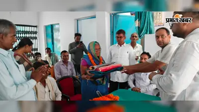 चेनारी : जल संसाधन विभाग के सेवानिवृत्त व स्थानांतरित चार कर्मियों की हुई विदाई, अंगवस्त्र व बुके से किया गया सम्मानित