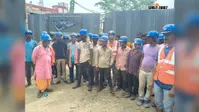 मुरादपुर में निर्माणाधीन मेडिकल कॉलेज के गेट पर मजदूरों का प्रदर्शन, मजदूरी भुगतान की मांग को लेकर किया हंगामा