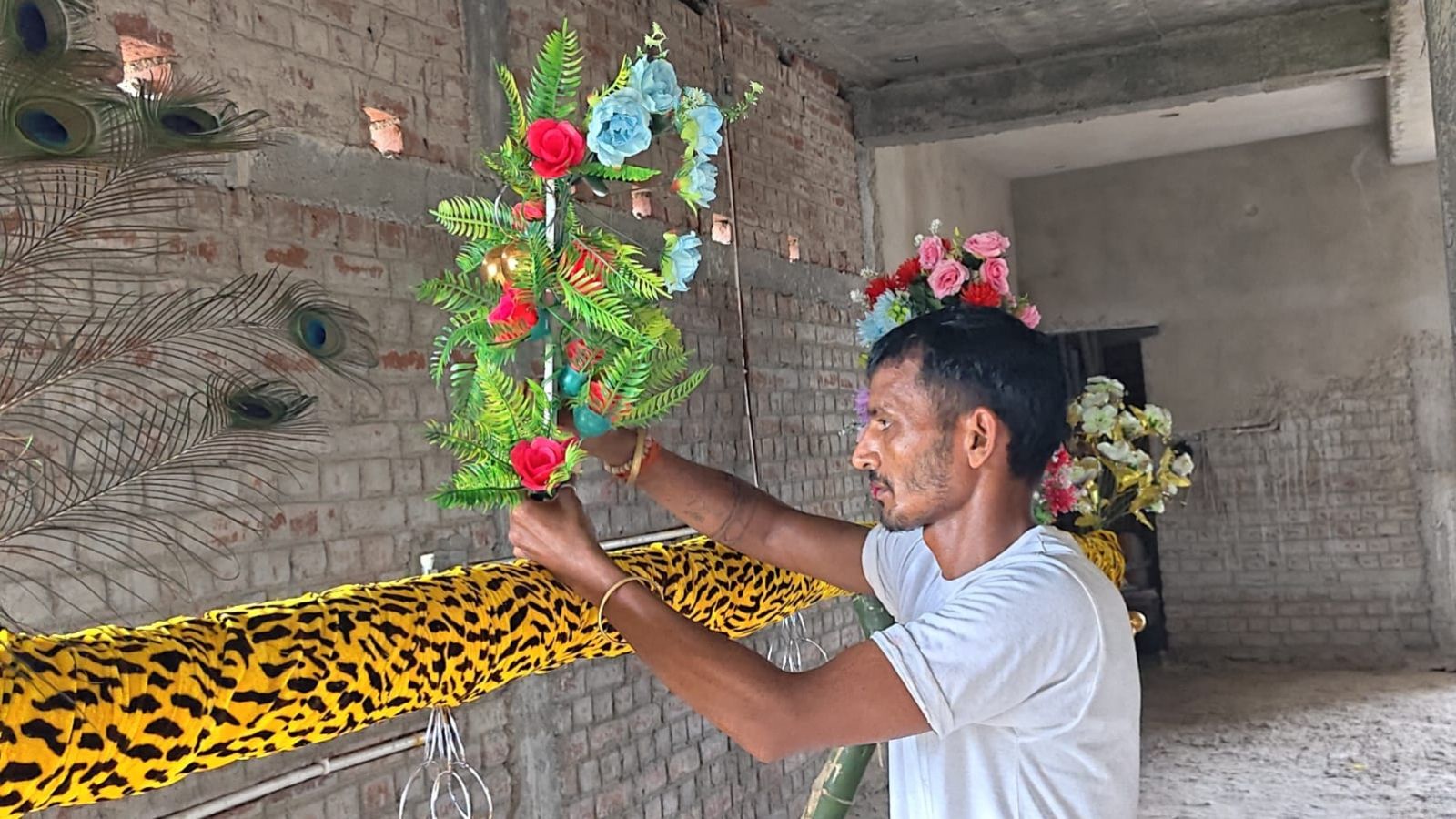 कांवर तैयार करते शिव भक्त. प्रभात खबर 