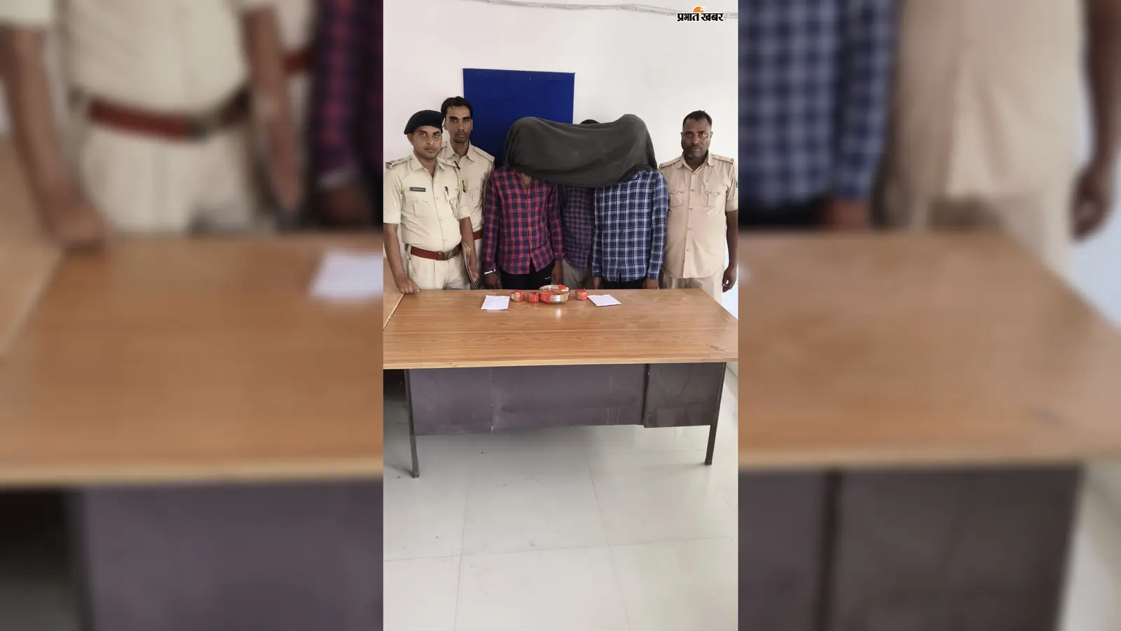 फोटो, ब्राउन शुगर के साथ गिरफ्तार तस्कर व थाना पुलिस | Prabhat Khabar Network फोटो, ब्राउन शुगर के साथ गिरफ्तार तस्कर व थाना पुलिस | Prabhat Khabar Network