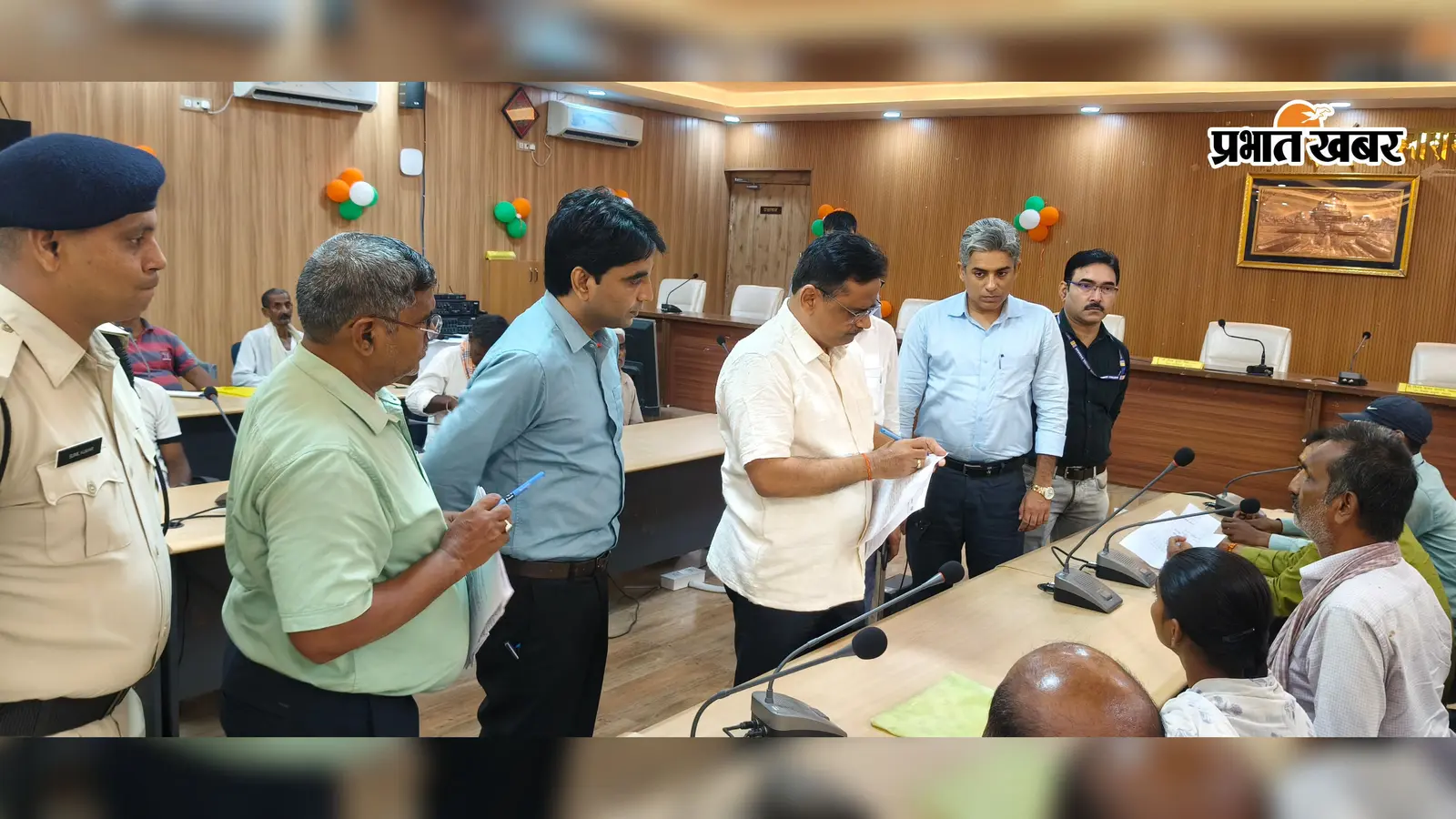 जनता की समस्या सुनते अधिकारी | Prabhat Khabar Network जनता की समस्या सुनते अधिकारी | Prabhat Khabar Network