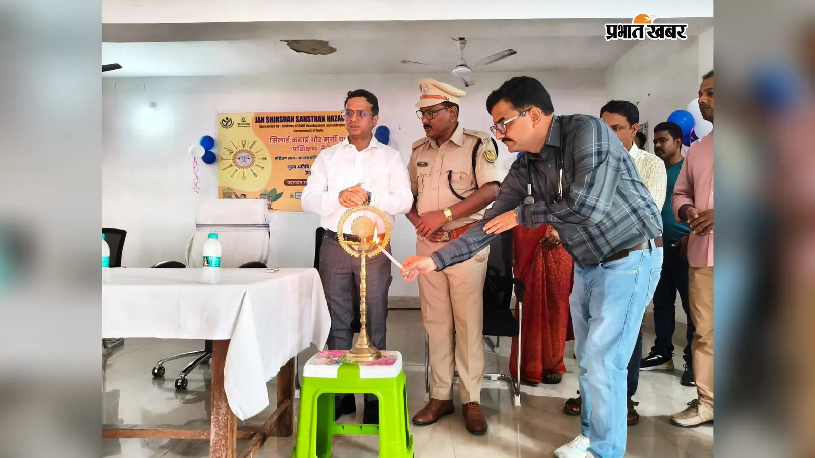 व्यवसायिक प्रशिक्षण का उद्घाटन करते डीसी एवम अन्य | Prabhat Khabar Network व्यवसायिक प्रशिक्षण का उद्घाटन करते डीसी एवम अन्य | Prabhat Khabar Network
