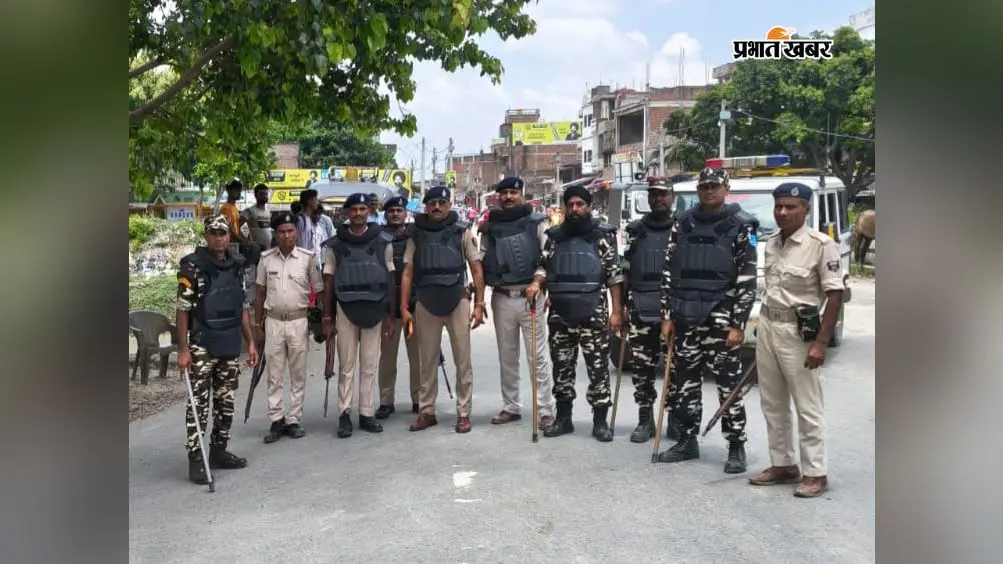 फोटो- इनरवा बॉर्डर क्षेत्र में सुरक्षा व सतर्कता को लेकर फ्लैग मार्च करते पुलिस व एसएसबी के जवान | Prabhat Khabar Network फोटो- इनरवा बॉर्डर क्षेत्र में सुरक्षा व सतर्कता को लेकर फ्लैग मार्च करते पुलिस व एसएसबी के जवान | Prabhat Khabar Network