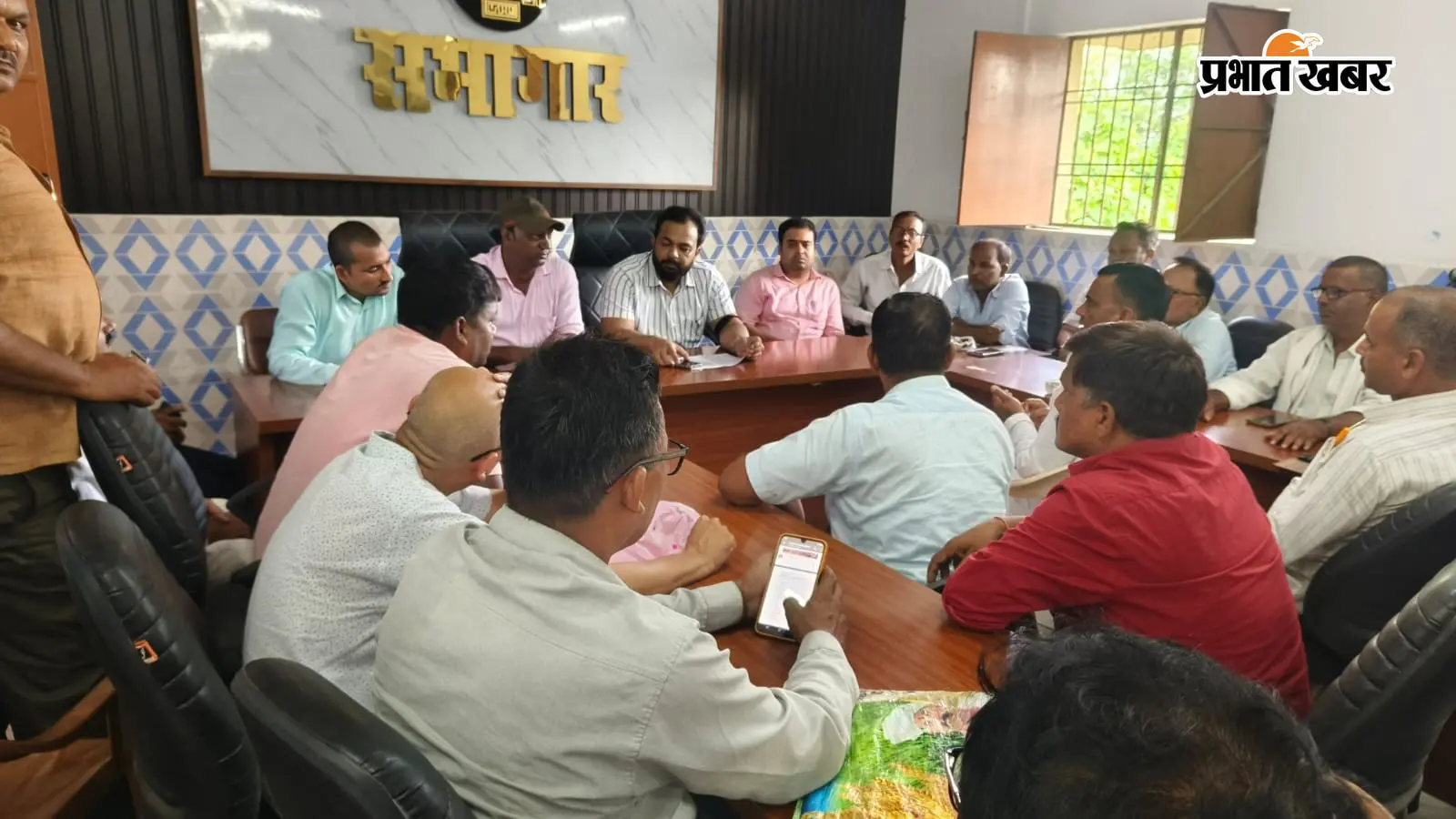 बैठक में शामिल बीडीओ व अन्य सभी बीएलओ | Prabhat Khabar Network बैठक में शामिल बीडीओ व अन्य सभी बीएलओ | Prabhat Khabar Network