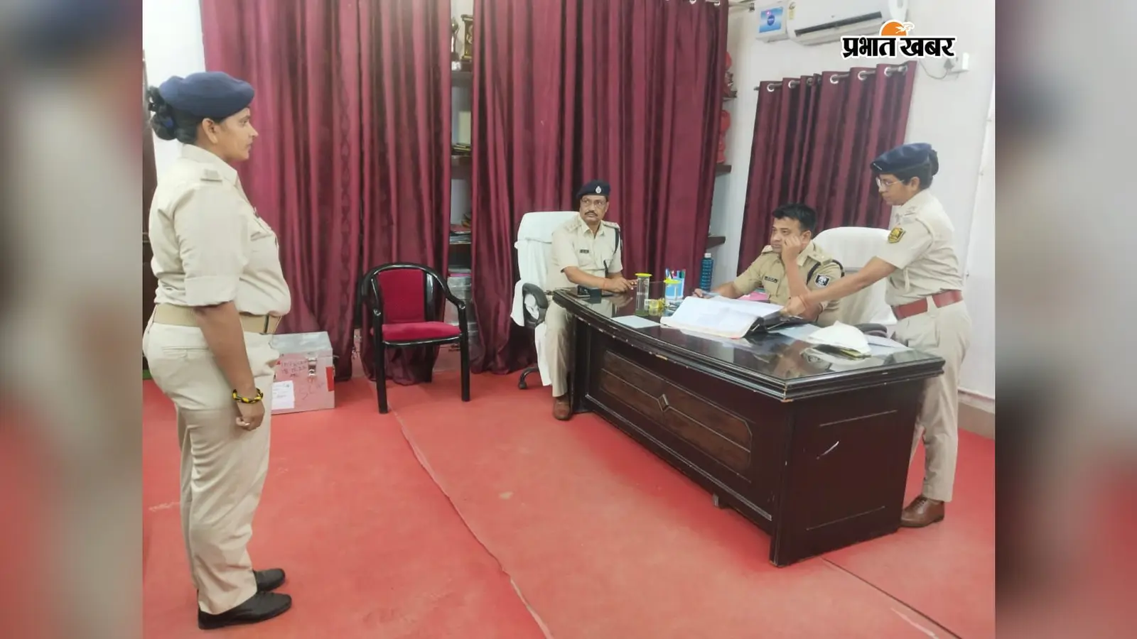 फ़ोटो.पुलिसकर्मियों के समस्या सुनते एसपी | Prabhat Khabar Network फ़ोटो.पुलिसकर्मियों के समस्या सुनते एसपी | Prabhat Khabar Network