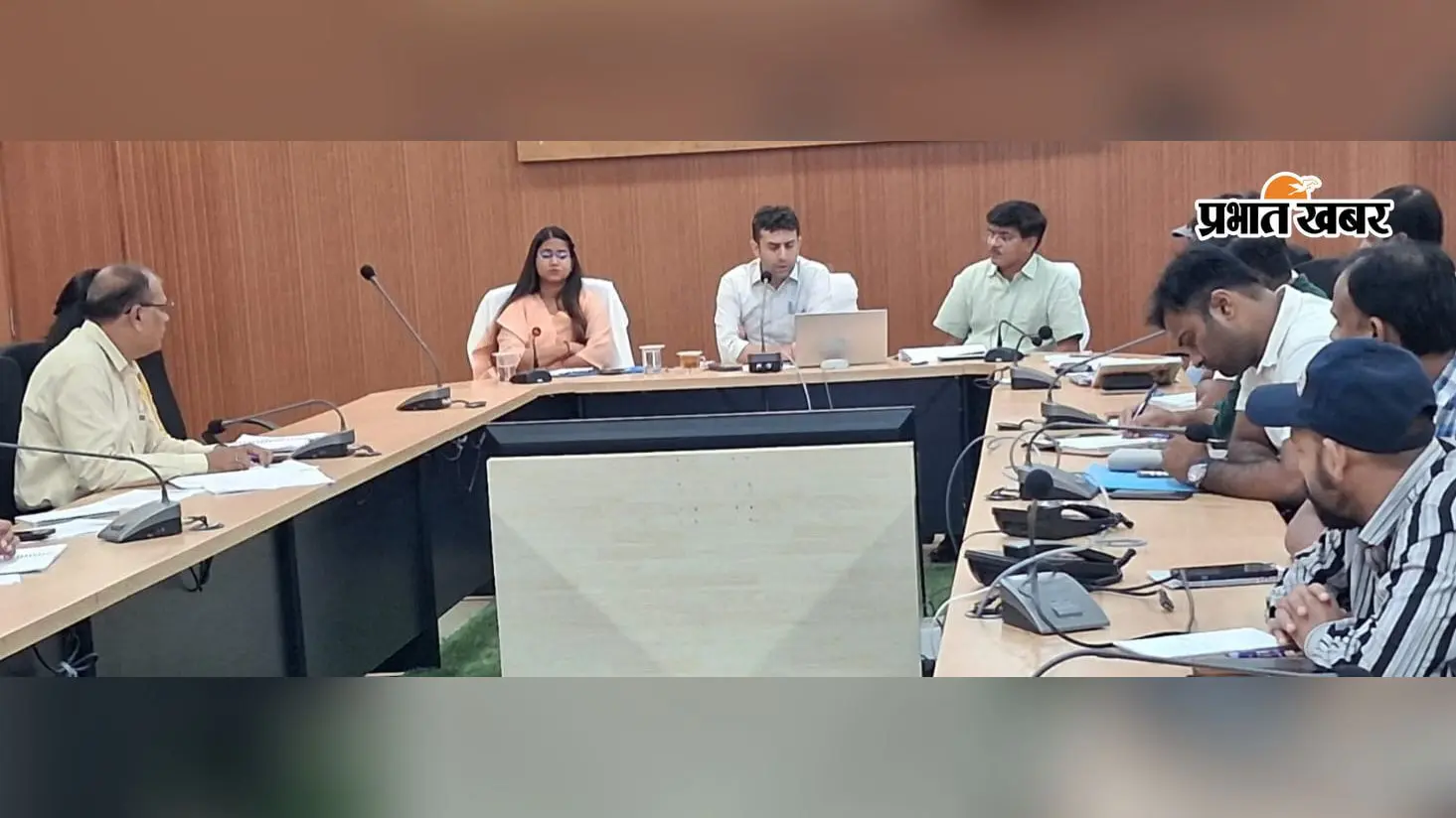 फ़ोटो- बैठक में शामिल डीएम व अन्य | Prabhat Khabar Network फ़ोटो- बैठक में शामिल डीएम व अन्य | Prabhat Khabar Network