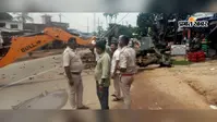 अरवल: महेंदिया बाजार में एनएच-139 किनारे खड़ा सूखा महुआ का पेड़ हटाया गया, टला बड़ा हादसा