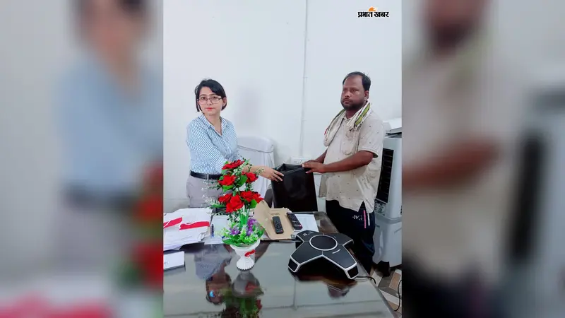 आग से उजड़े तीन परिवारों के बीच पहुंचीं सीओ, पॉलिथीन बांटकर सरकारी सहायता का दिया भरोसा