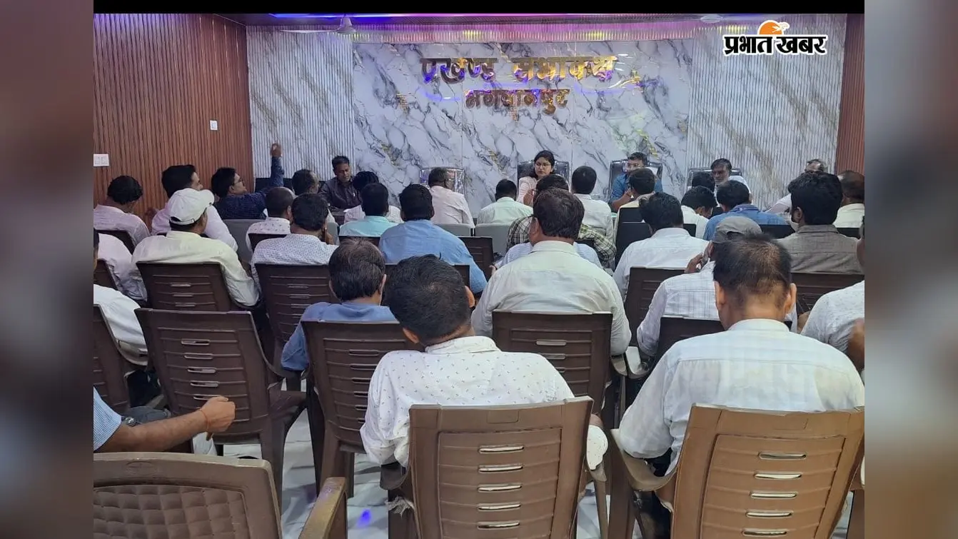प्रगणकों के साथ सभागार में बैठक करतीं बीडीओ | Prabhat Khabar Network प्रगणकों के साथ सभागार में बैठक करतीं बीडीओ | Prabhat Khabar Network