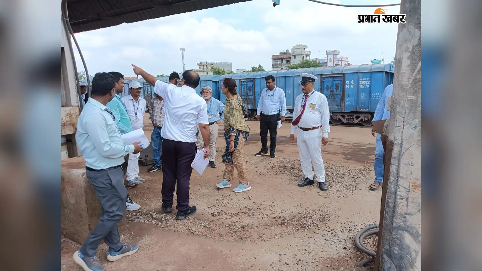 रक्सौल माल गोदाम का निरीक्षण करती मुख्य परिचालन प्रबंधक. | Prabhat Khabar Network रक्सौल माल गोदाम का निरीक्षण करती मुख्य परिचालन प्रबंधक. | Prabhat Khabar Network