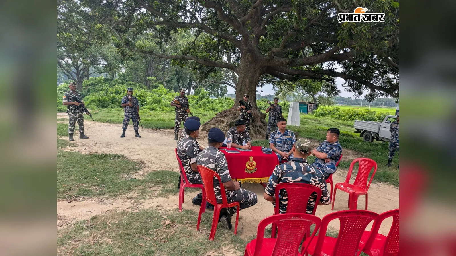 संयुक्त बैठक में उपस्थित दोनों देश की सीमा पुलिस | Prabhat Khabar Network संयुक्त बैठक में उपस्थित दोनों देश की सीमा पुलिस | Prabhat Khabar Network