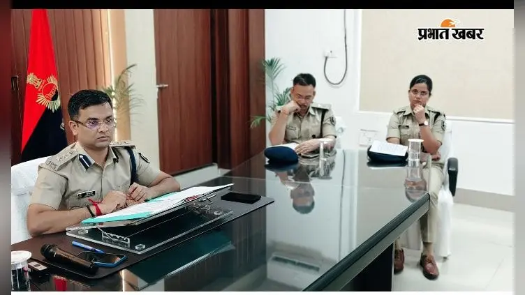 पुलिस अधिकारियों को निर्देश देते एसएसपी | Prabhat Khabar Network पुलिस अधिकारियों को निर्देश देते एसएसपी | Prabhat Khabar Network