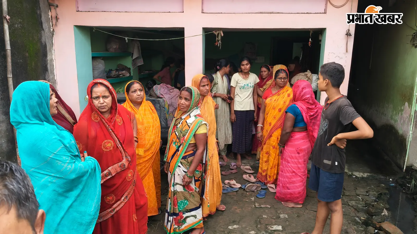 मौत के बाद परिजन व ग्रामीण की घर पर भीड़ | Prabhat Khabar Network मौत के बाद परिजन व ग्रामीण की घर पर भीड़ | Prabhat Khabar Network