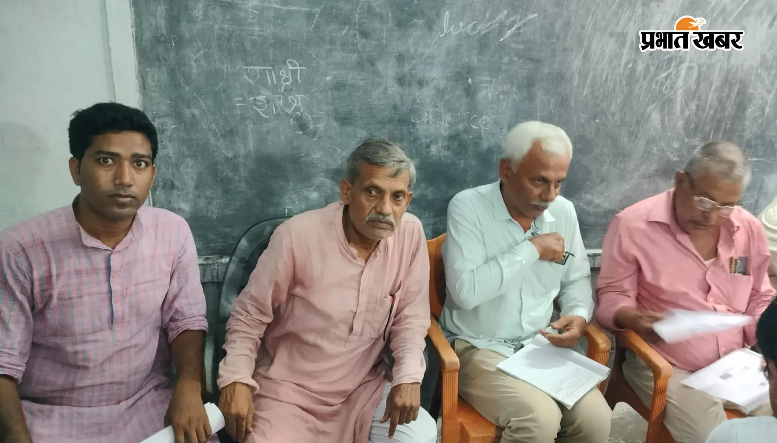 1 शिक्षकों को संबोधित करते शिक्षक नेता 2 बैठक में उपस्थित विभिन्न प्रखंडों के शिक्षक | Prabhat Khabar Network 1 शिक्षकों को संबोधित करते शिक्षक नेता 2 बैठक में उपस्थित विभिन्न प्रखंडों के शिक्षक | Prabhat Khabar Network