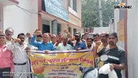 बक्सर: राज्यव्यापी आह्वान पर बक्सर में पशु टीका कर्मियों ने दिया धरना, डीएम को सौंपा ज्ञापन