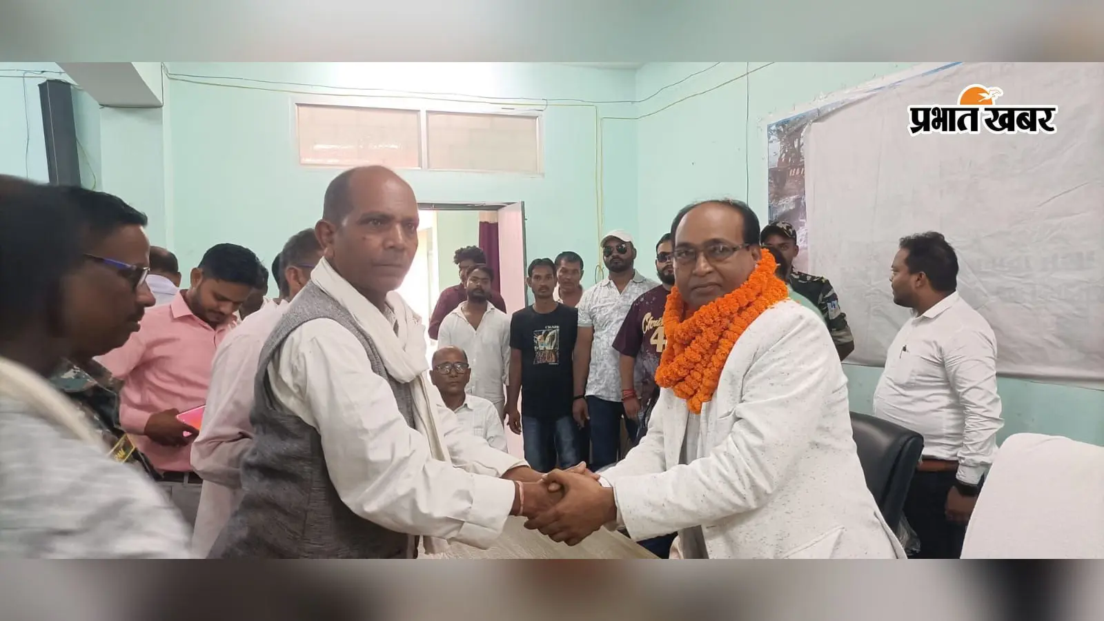 सीओ को विदाई देते लोग. | Prabhat Khabar Network सीओ को विदाई देते लोग. | Prabhat Khabar Network