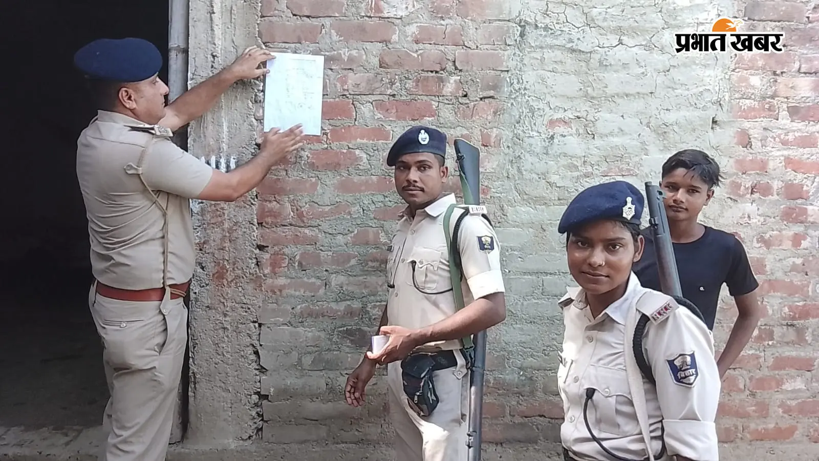 फोटो केप्सन -आरोपी के घर इश्तिहार चिपकाते पुलिस। | Prabhat Khabar Network फोटो केप्सन -आरोपी के घर इश्तिहार चिपकाते पुलिस। | Prabhat Khabar Network