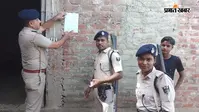 बेलदौर में दो फरार शराब तस्करी आरोपितों के घर इश्तेहार चस्पा, पांच दिन में हाजिर होने की चेतावनी